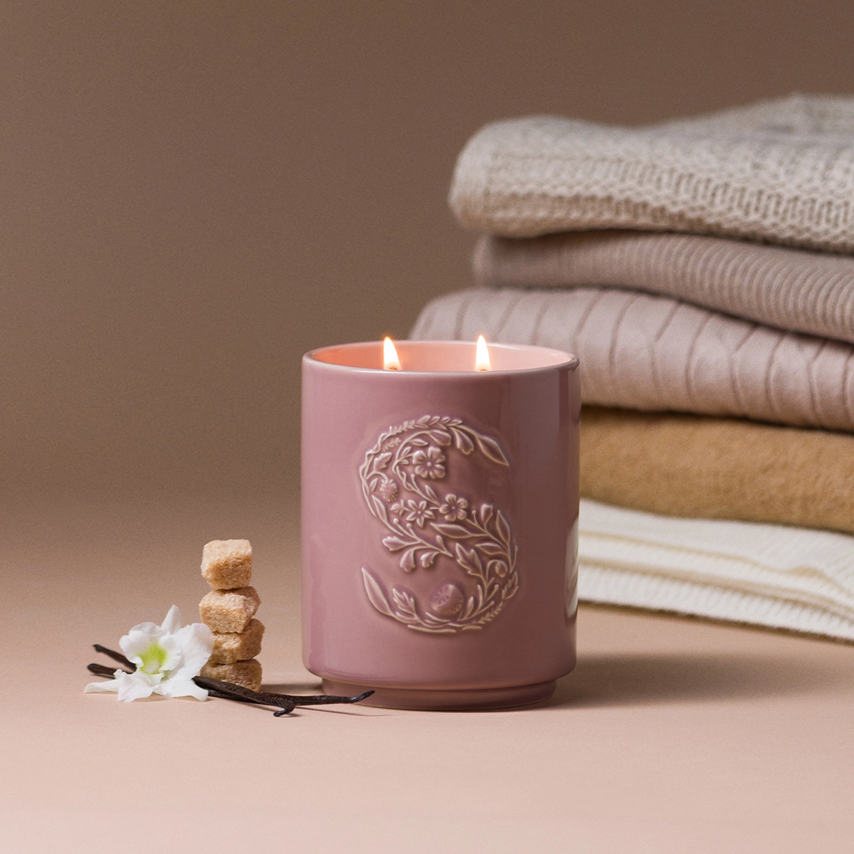 Cashmere Vanilla Sugar Scented Candle photo 1