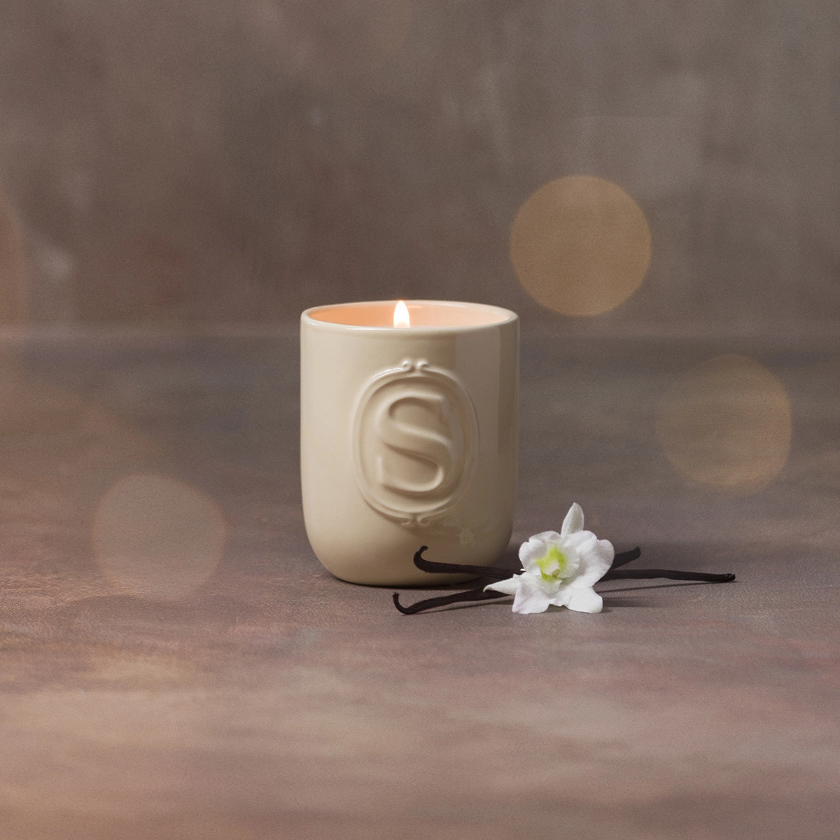 Cozy Vanilla Scented Candle photo 1